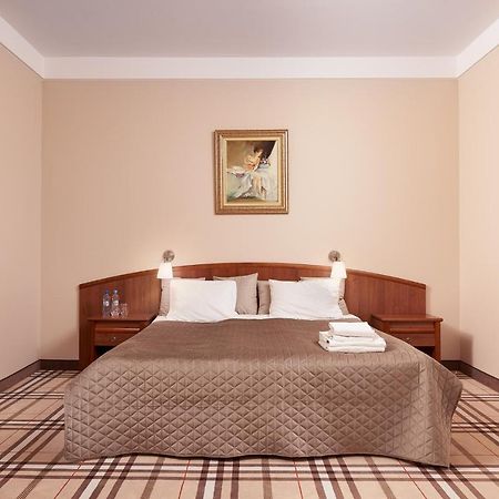 Hotel Anton By Dns Прушков Екстериор снимка