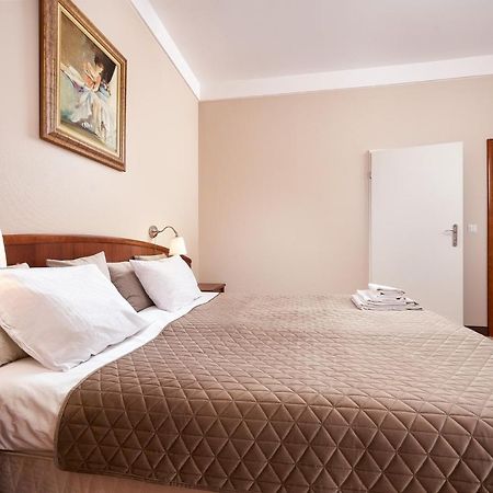 Hotel Anton By Dns Прушков Екстериор снимка
