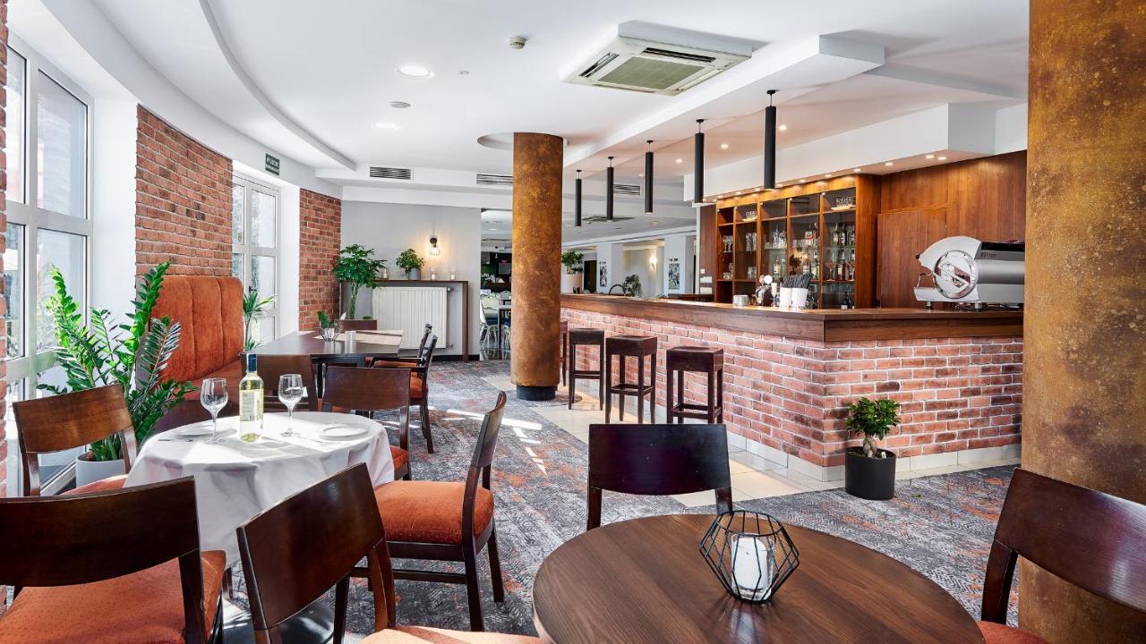 Hotel Anton By Dns Прушков Екстериор снимка