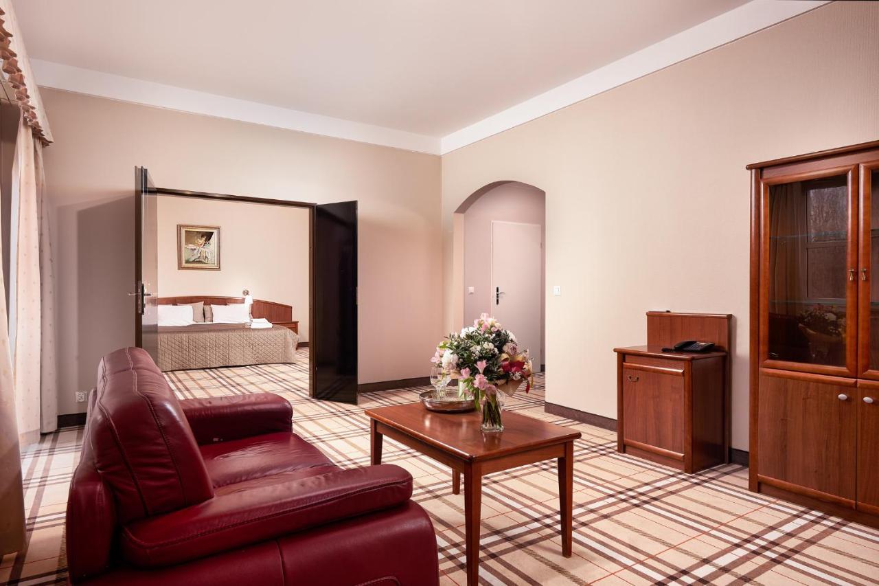 Hotel Anton By Dns Прушков Екстериор снимка