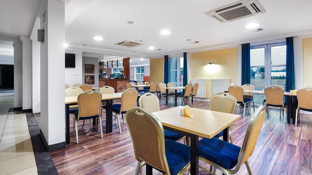 Hotel Anton By Dns Прушков Екстериор снимка